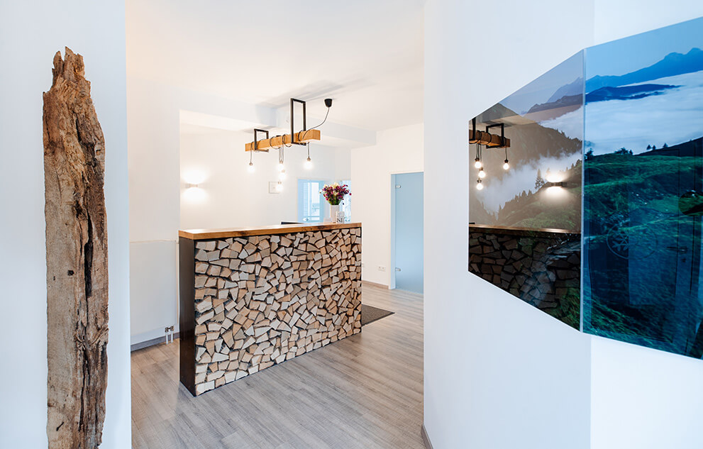 Empfangsbereich Physiotherapie Jennifer Peter Bad Marienberg mit Holztresen