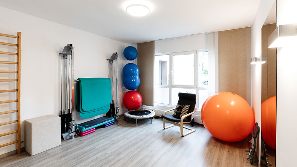 Moderne Einrichtung Physiotherapie Jennifer Peter