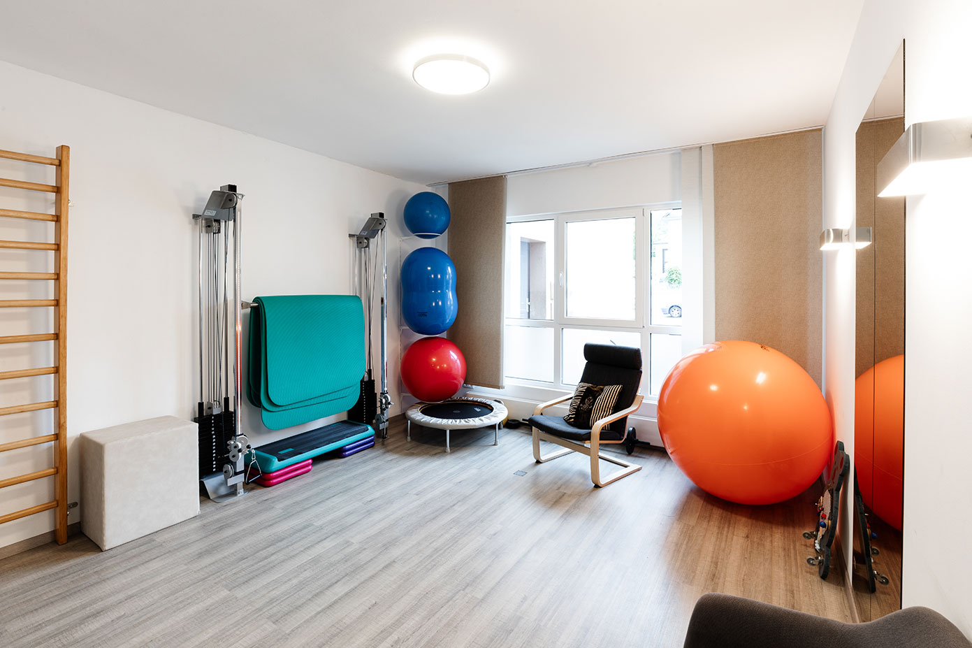 Therapeutin führt PNF-Übung mit einem Patienten durch