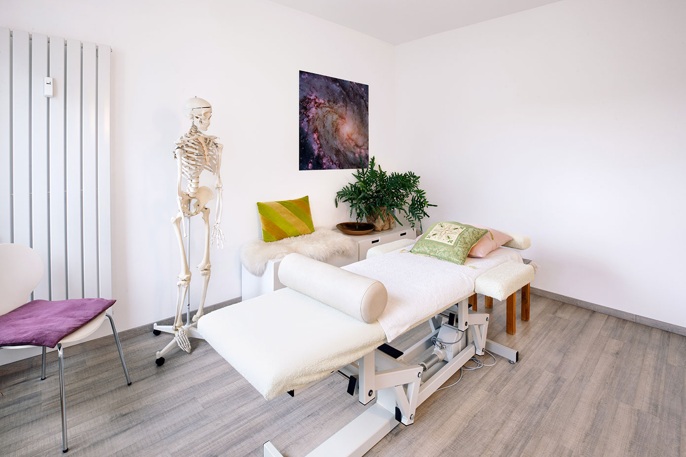 Sanfte manuelle Lymphdrainage am Bein eines Patienten